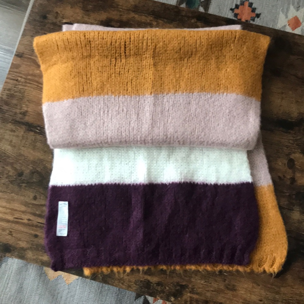 Fat face Scarf - Picture 4 of 8